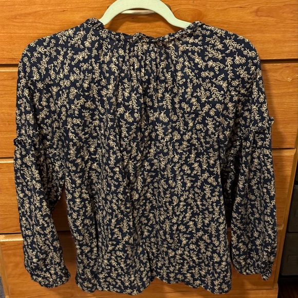 Old Navy Women’s Printed Woven Top with rouching in the neckline & arm area - Picture 3 of 4